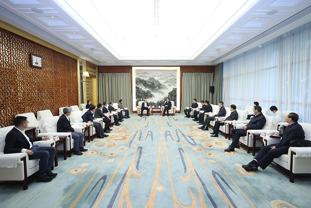 王忠林与出席“武汉量子论坛—2023”的科学家座谈